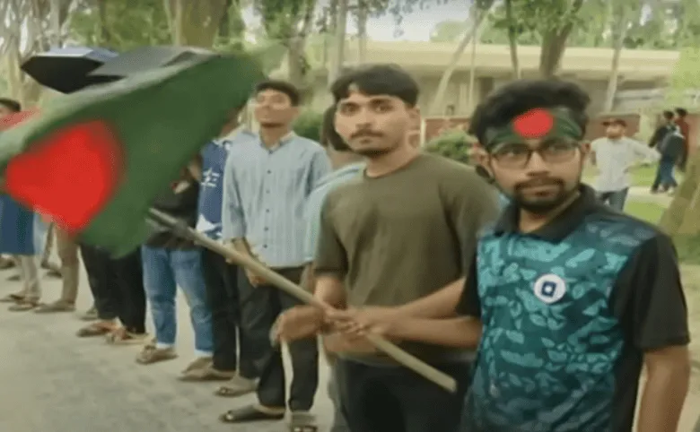 বিশ্ববিদ্যালয় ক্যাম্পাসে কোটাবিরোধী বিক্ষোভে অংশগ্রহণকারী শিক্ষার্থীরা. Channel i News - চ্যানেল আই নিউজ