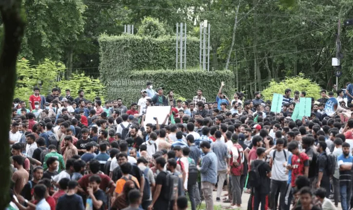 শিক্ষার্থীদের বিক্ষোভের জন্য সিলেট-সুনামগঞ্জ মহাসড়ক অবরোধ. Channel i News - চ্যানেল আই নিউজ