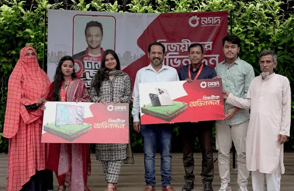 বিজয়ীদের হাতে উপহার ও পুরস্কার তুলে দিচ্ছেন অতিথিরা. Channel i News - চ্যানেল আই নিউজ