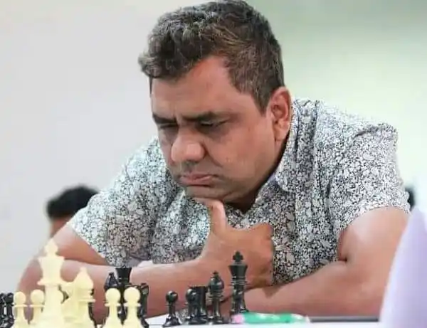 চেস খেলছেন একজন গ্র্যান্ডমাস্টার, মনোযোগী ও চিন্তাশীল. Channel i News - চ্যানেল আই নিউজ