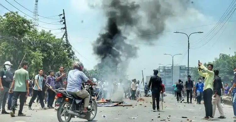 রাজধানীতে বিক্ষোভের সময় ধোঁয়া ও ভাঙচুরের ছবি. Channel i News - চ্যানেল আই নিউজ