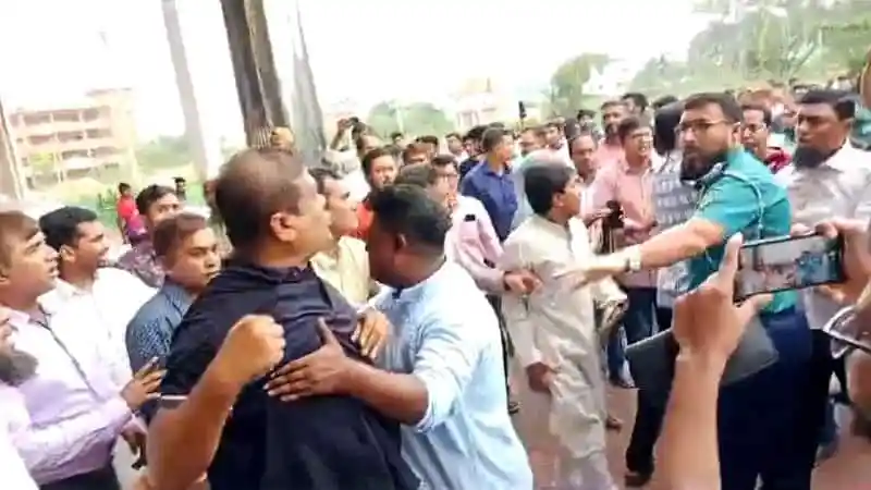 শিক্ষক ও কর্মকর্তাদের মধ্যে সংঘর্ষের সময় উত্তেজনা. Channel i News - চ্যানেল আই নিউজ