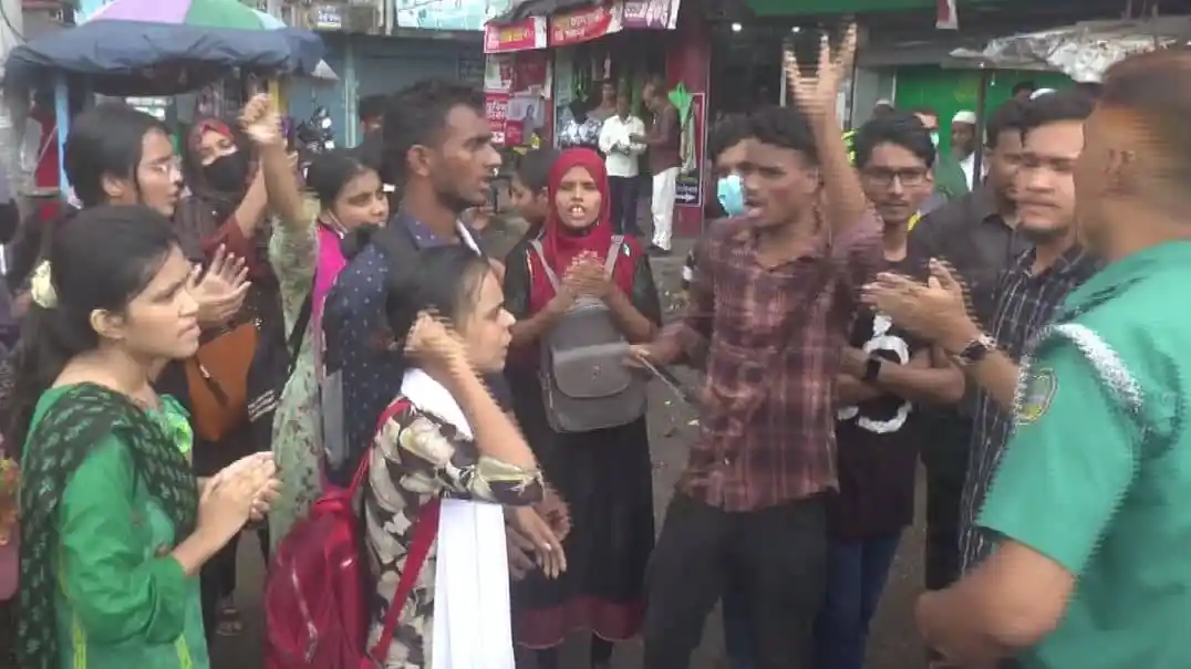 শিক্ষার্থীদের বিক্ষোভের সময় পুলিশের সঙ্গে আলোচনা করছে ছাত্ররা. Channel i News - চ্যানেল আই নিউজ