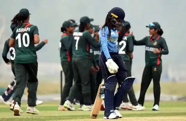 বাংলাদেশ নারী ক্রিকেট দলের খেলোয়াড়রা মাঠে অনুশীলন করছে।. Channel i News - চ্যানেল আই নিউজ