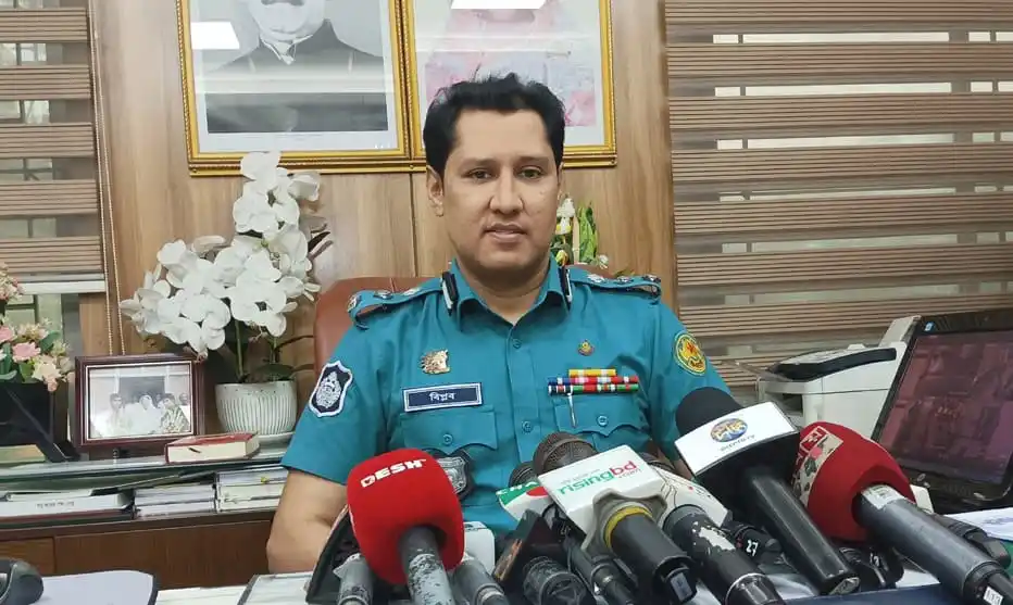 পুলিশের একজন কর্মকর্তা সংবাদ সম্মেলনে বক্তব্য দিচ্ছেন. Channel i News - চ্যানেল আই নিউজ