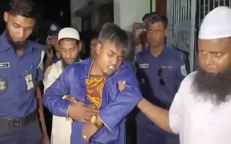 শিক্ষককে গণপিটুনি থেকে রক্ষা করতে পুলিশ সদস্যরা এগিয়ে আসছেন. Channel i News - চ্যানেল আই নিউজ