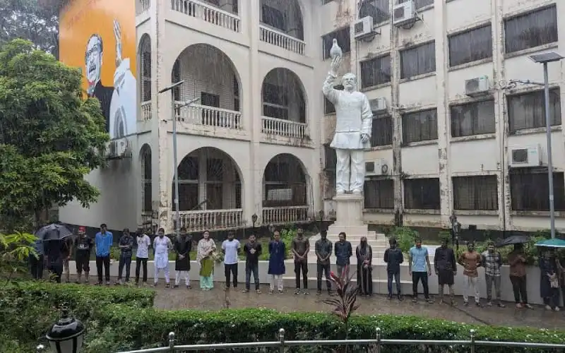 কুমিল্লা বিশ্ববিদ্যালয়ে সাংবাদিকদের উপর পুলিশের হামলার প্রতিবাদে মানববন্ধন. Channel i News - চ্যানেল আই নিউজ