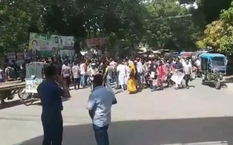 চাঁপাইনবাবগঞ্জে কোটা সংস্কারের দাবিতে শিক্ষার্থীদের বিক্ষোভ ও অবরোধ. Channel i News - চ্যানেল আই নিউজ