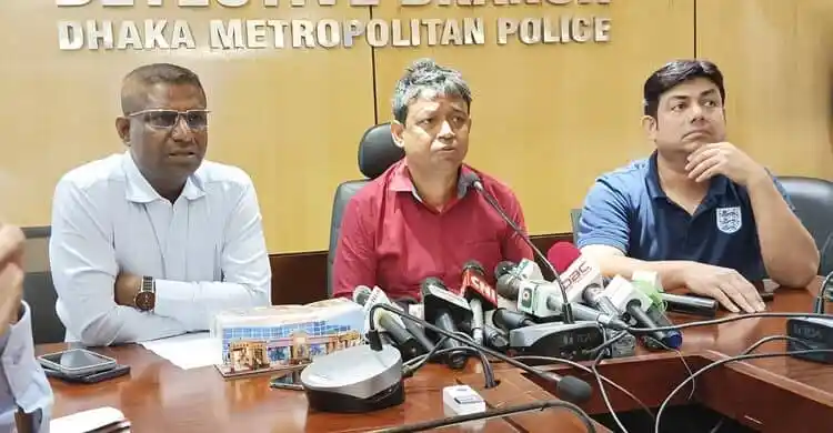 ঢাকা মেট্রোপলিটন পুলিশের প্রেস ব্রিফিংয়ে তিন কর্মকর্তা. Channel i News - চ্যানেল আই নিউজ