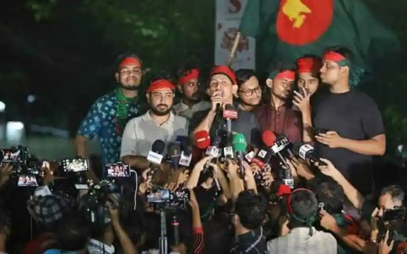 শিক্ষার্থীরা কোটা আন্দোলনের জন্য সমাবেশে অংশগ্রহণ করছে. Channel i News - চ্যানেল আই নিউজ