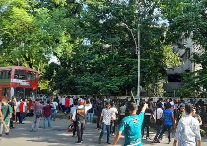 জনসমাগমের ছবি যেখানে অনেক মানুষ রাস্তায় দাঁড়িয়ে আছে. Channel i News - চ্যানেল আই নিউজ