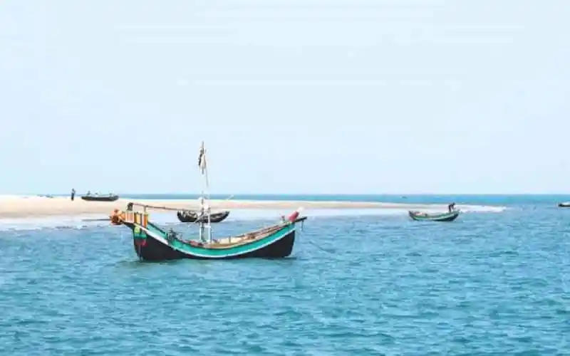 সেন্টমার্টিন উপকূলে ছোট নৌকা ও স্পিডবোটের দৃশ্য. Channel i News - চ্যানেল আই নিউজ