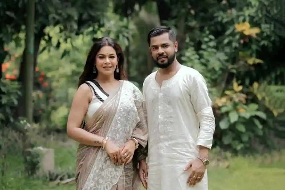 দম্পতি বনজঙ্গলে হাসিমুখে ছবি তুলছেন. Channel i News - চ্যানেল আই নিউজ
