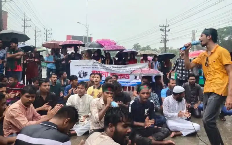 বাংলাদেশে কোটা বিরোধী আন্দোলনকারীরা রাস্তায় প্রতিবাদ করছে. Channel i News - চ্যানেল আই নিউজ