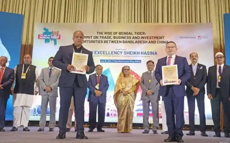 চীন-বাংলাদেশ বিজনেস সামিটে অতিথি ও কর্মকর্তাদের সম্মাননা প্রদান. Channel i News - চ্যানেল আই নিউজ