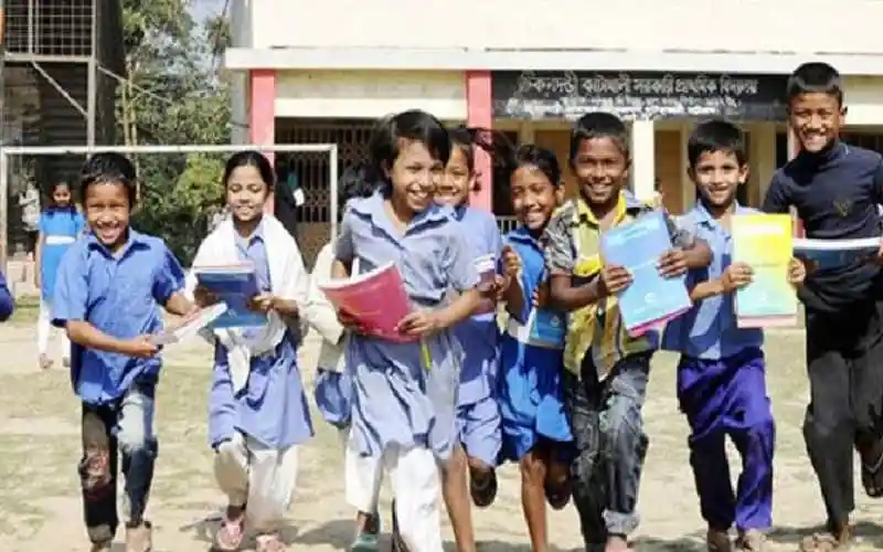 বাংলাদেশের স্কুলে শিক্ষার্থীরা স্কুলে ফিরে আনন্দিত. Channel i News - চ্যানেল আই নিউজ