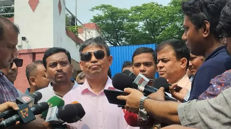 ঢাকা বিশ্ববিদ্যালয়ে ডিবিপ্রধানের বক্তব্যের সময় সাংবাদিকরা উপস্থিত. Channel i News - চ্যানেল আই নিউজ