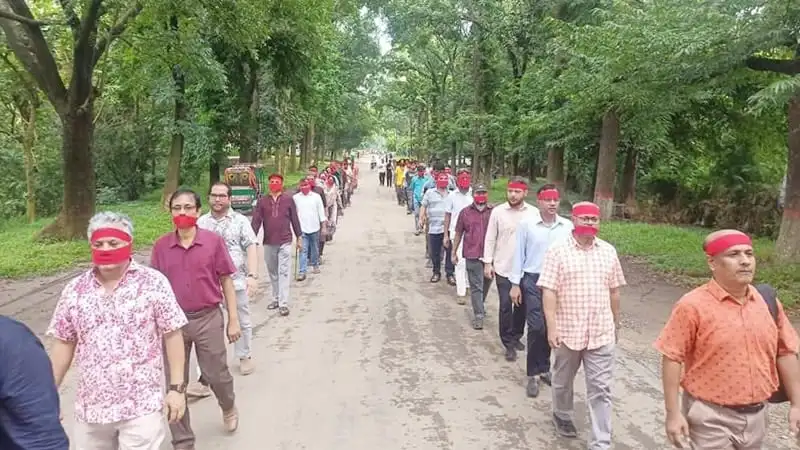 শিক্ষকদের লাল কাপড় বেঁধে প্রতিবাদে অংশগ্রহণ, শান্তিপূর্ণ সমাবেশ. Channel i News - চ্যানেল আই নিউজ