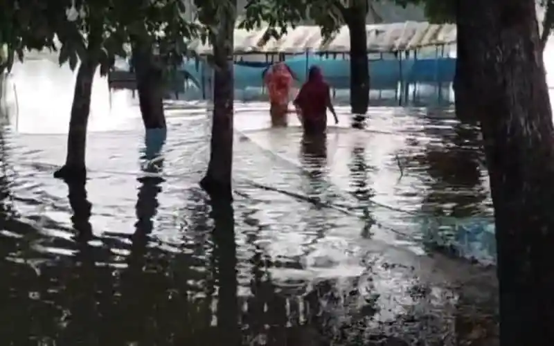বন্যার পানিতে নিমজ্জিত এলাকা, মানুষ পানি মধ্যে হাঁটছে. Channel i News - চ্যানেল আই নিউজ