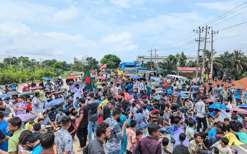 কুমিল্লা বিশ্ববিদ্যালয়ে শিক্ষার্থীদের অবরোধের দৃশ্য. Channel i News - চ্যানেল আই নিউজ