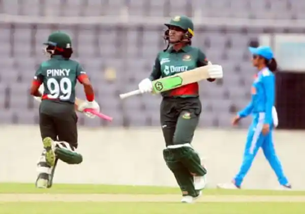 বাংলাদেশ নারী ক্রিকেট দলের খেলোয়াড়রা মাঠে ব্যাটিং করছে. Channel i News - চ্যানেল আই নিউজ