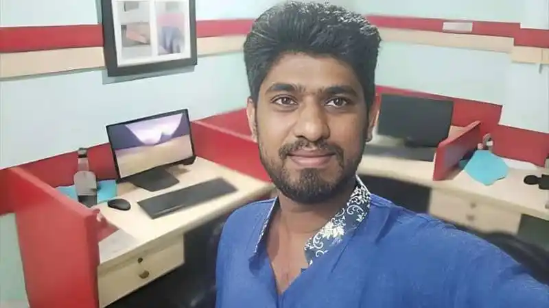 চ্যানেল আই অনলাইন সাংবাদিকের ছবি, অফিসে কম্পিউটার ও ডেস্কের পেছনে।. Channel i News - চ্যানেল আই নিউজ