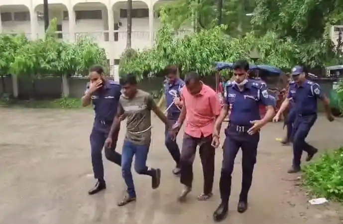 জামিনে মুক্তি পেয়ে আসামিরা আদালত থেকে বের হচ্ছেন. Channel i News - চ্যানেল আই নিউজ