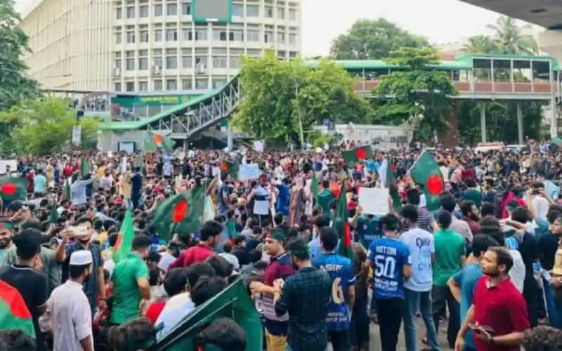 বাংলাদেশের বিভিন্ন এলাকা থেকে মানুষজন বাংলা ব্লকেডের প্রতিবাদে রাস্তায় নেমেছেন. Channel i News - চ্যানেল আই নিউজ