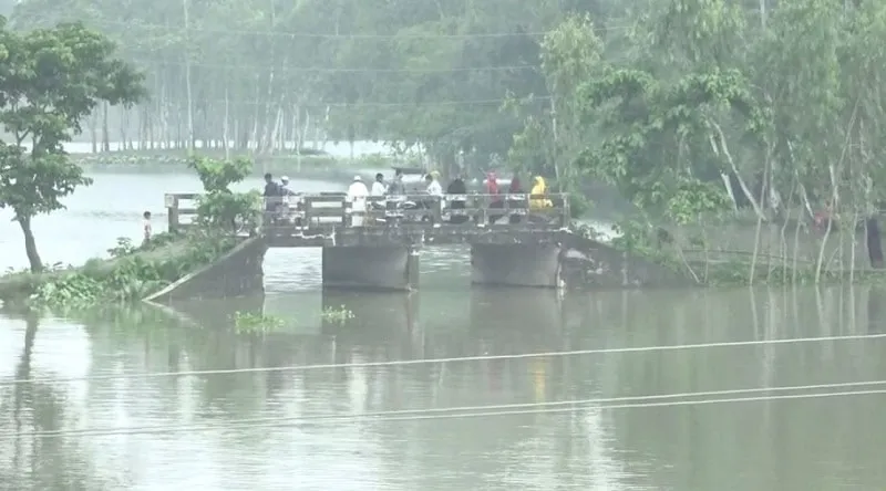 কুড়িগ্রামে বন্যার কারণে পানি বন্দী মানুষ ও যানবাহন. Channel i News - চ্যানেল আই নিউজ