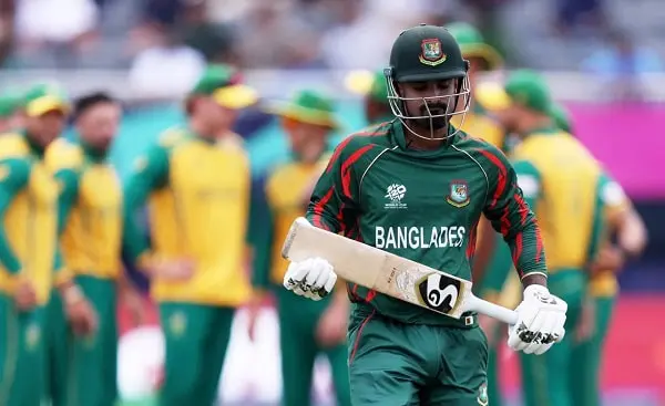 বাংলাদেশ ক্রিকেট দলের খেলোয়াড় ব্যাট হাতে মাঠে প্রস্তুত. Channel i News - চ্যানেল আই নিউজ