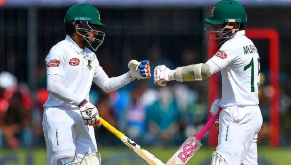 বাংলাদেশের ক্রিকেটাররা মাঠে একে অপরকে শুভেচ্ছা জানাচ্ছে. Channel i News - চ্যানেল আই নিউজ