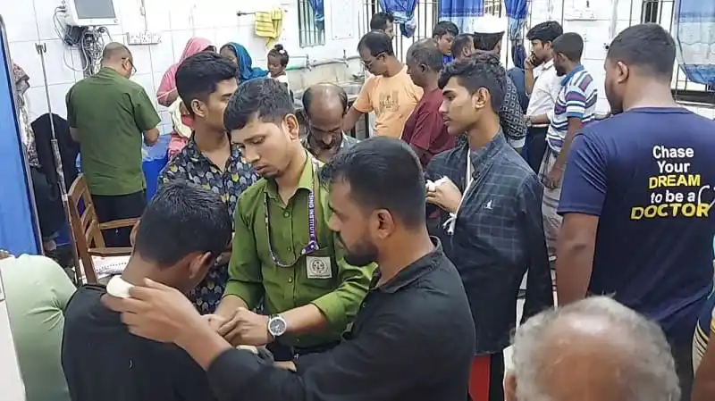 চিকিৎসকদের সঙ্গে রোগীদের পরামর্শের দৃশ্য. Channel i News - চ্যানেল আই নিউজ