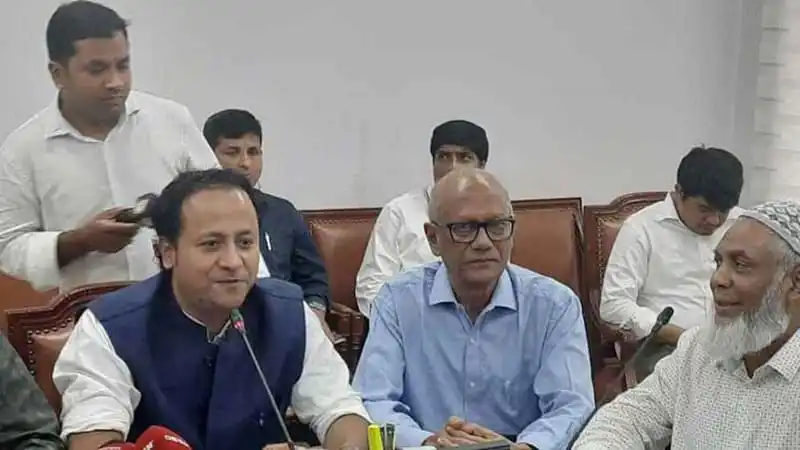 শিক্ষামন্ত্রী ও অন্য কর্মকর্তারা আলোচনা করছেন. Channel i News - চ্যানেল আই নিউজ