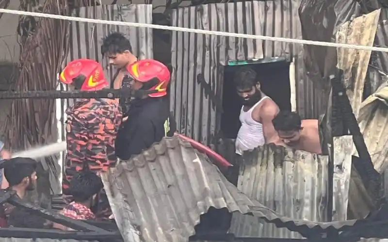 অগ্নিনির্বাপণ কর্মীরা কড়াইল বস্তির আগুন নিয়ন্ত্রণে কাজ করছে. Channel i News - চ্যানেল আই নিউজ