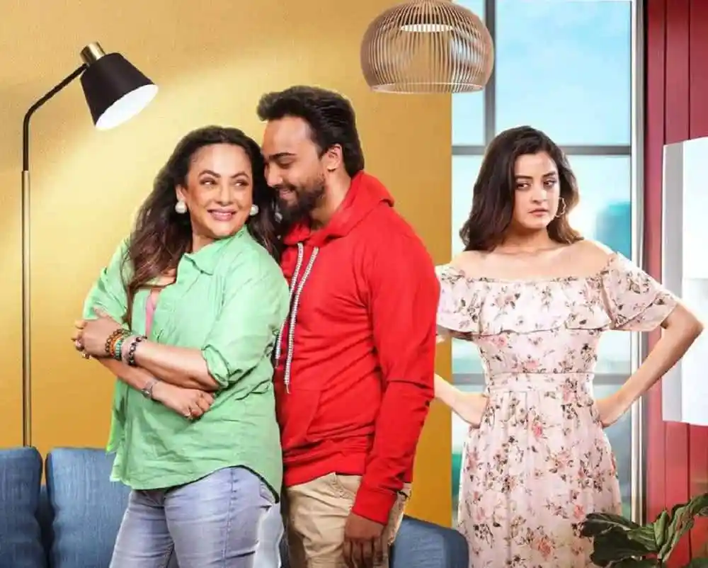 একজন নারী ও একজন পুরুষ হাসিমুখে একসঙ্গে থাকছেন, অন্যজন নারীর পাশে দাঁড়িয়ে আছেন. Channel i News - চ্যানেল আই নিউজ