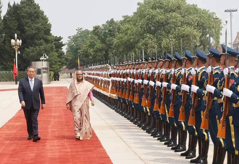 প্রধানমন্ত্রী ও তার সফরসঙ্গী চীনা সেনা বাহিনীর সালাম গ্রহণ করছেন. Channel i News - চ্যানেল আই নিউজ