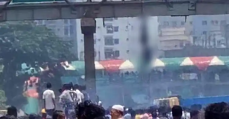 পুলিশ হত্যার পর ঝুলিয়ে রাখা মানুষের ছবি, জনসমাগমের দৃশ্য. Channel i News - চ্যানেল আই নিউজ