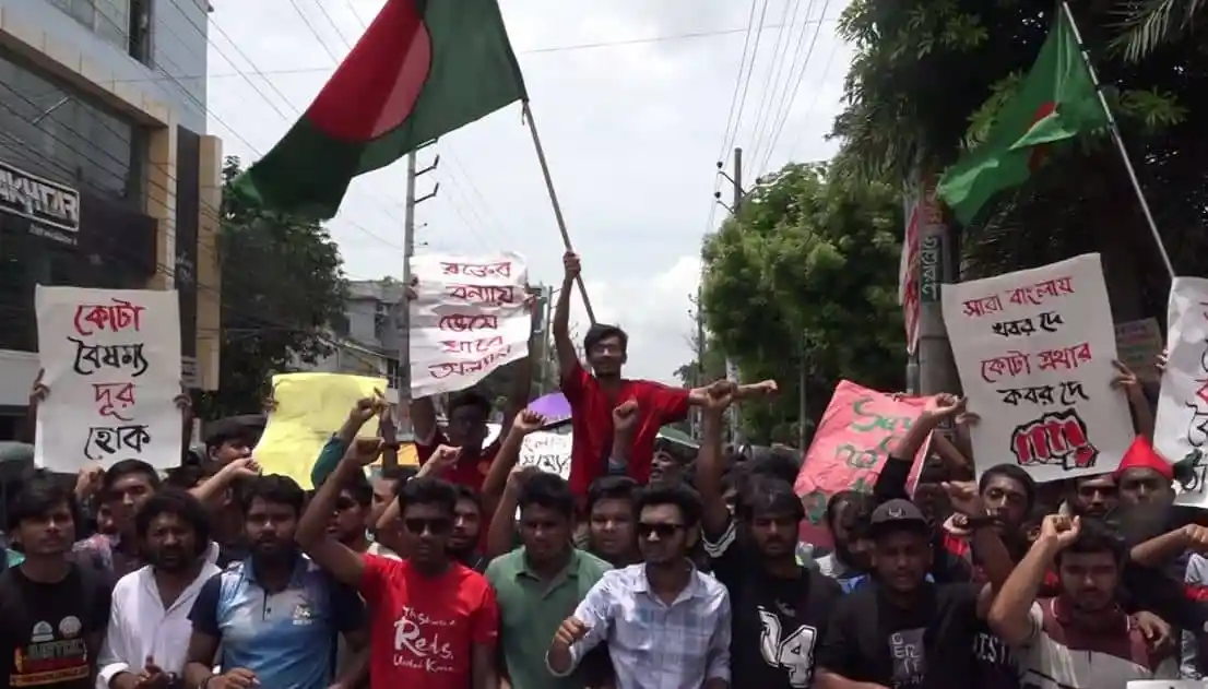 বাংলাদেশের রাজপথে কোটার বিরোধী আন্দোলনরত জনতা. Channel i News - চ্যানেল আই নিউজ