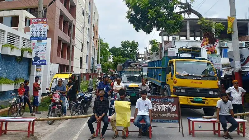 যবিপ্রবি শিক্ষার্থীরা কোটা সংস্কার দাবিতে ঢাকা-চৌগাছা সড়ক অবরোধ করছে. Channel i News - চ্যানেল আই নিউজ