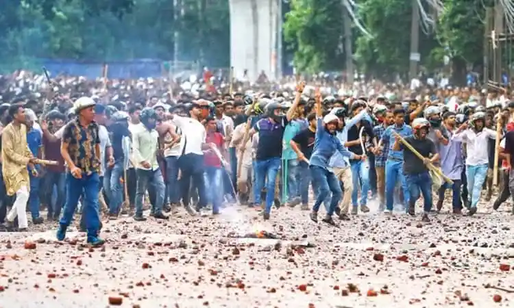 জনতা রাস্তায় বিক্ষোভ করছে, পুলিশ ও নিরাপত্তা বাহিনী উপস্থিত. Channel i News - চ্যানেল আই নিউজ