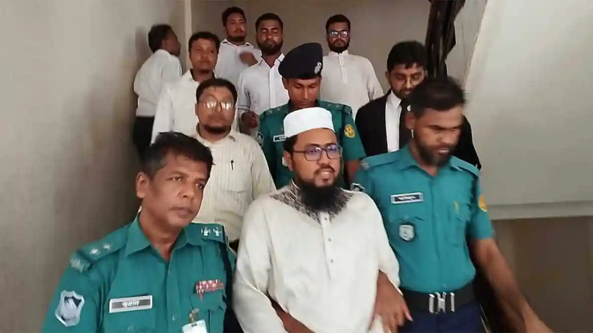 শিবিরের সাবেক সভাপতিসহ তিনজন ৭ দিনের রিমান্ডে, আটককৃতরা আদালত প্রাঙ্গণে।. Channel i News - চ্যানেল আই নিউজ