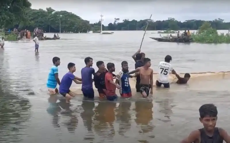 নেত্রকোণায় পাহাড়ি ঢলে শিশু নিখোঁজের খবর, পানিতে ডুবে যাওয়ার সময় ছবি. Channel i News - চ্যানেল আই নিউজ
