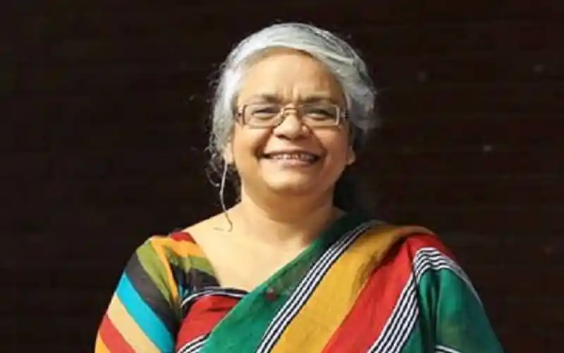 অধ্যাপক ড. গীতি আরা নাসরীন হাস্যোজ্জ্বল মুখে ছবি. Channel i News - চ্যানেল আই নিউজ