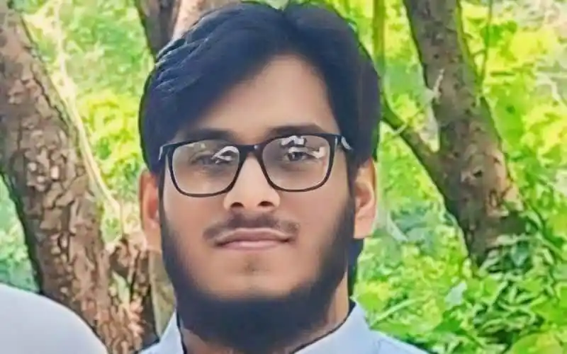 নদীতে ডুবে থাকা পর্যটকের ছবি, বনজ পরিবেশের পেছনে. Channel i News - চ্যানেল আই নিউজ