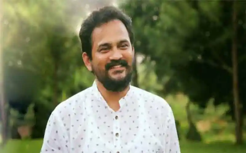 প্রকাশক ও লেখক মো. আলমগীর হোসেনের ছবি, সবুজ প্রকৃতির পেছনে হাসিমুখে. Channel i News - চ্যানেল আই নিউজ