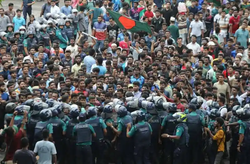 পুলিশের সঙ্গে শিক্ষার্থীদের সংঘর্ষের দৃশ্য, কোটা আন্দোলন. Channel i News - চ্যানেল আই নিউজ