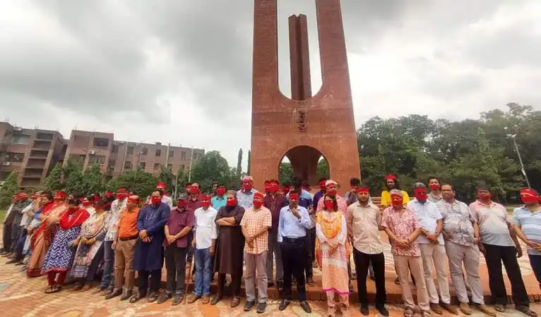 শিক্ষক-শিক্ষার্থীরা মুখে লাল কাপড় বেঁধে মৌন মিছিল করছে. Channel i News - চ্যানেল আই নিউজ