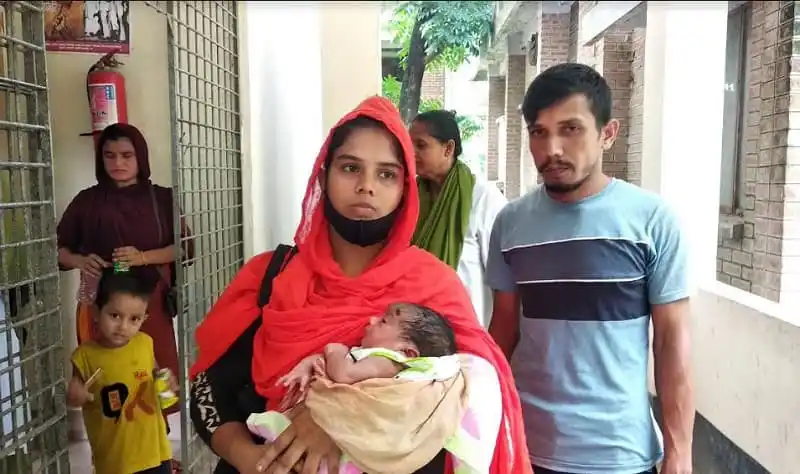 নবজাতক উদ্ধারকারী মা ও পরিবারের ছবি, টাঙ্গাইলের বাসাইলে. Channel i News - চ্যানেল আই নিউজ