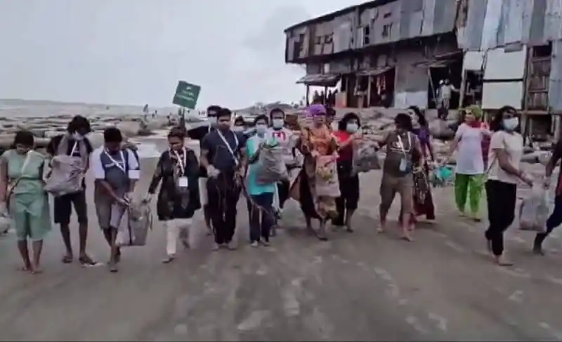 কুয়াকাটা সৈকতে তৃতীয় লিঙ্গের নাগরিকদের পরিচ্ছন্নতা অভিযান. Channel i News - চ্যানেল আই নিউজ