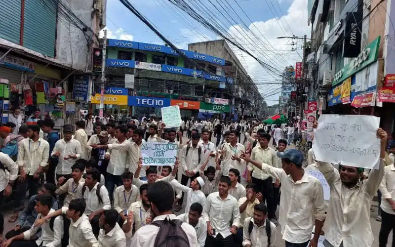 বরিশালে শিক্ষার্থীদের কোটাবিরোধী আন্দোলন, রাস্তায় বিক্ষোভ. Channel i News - চ্যানেল আই নিউজ
